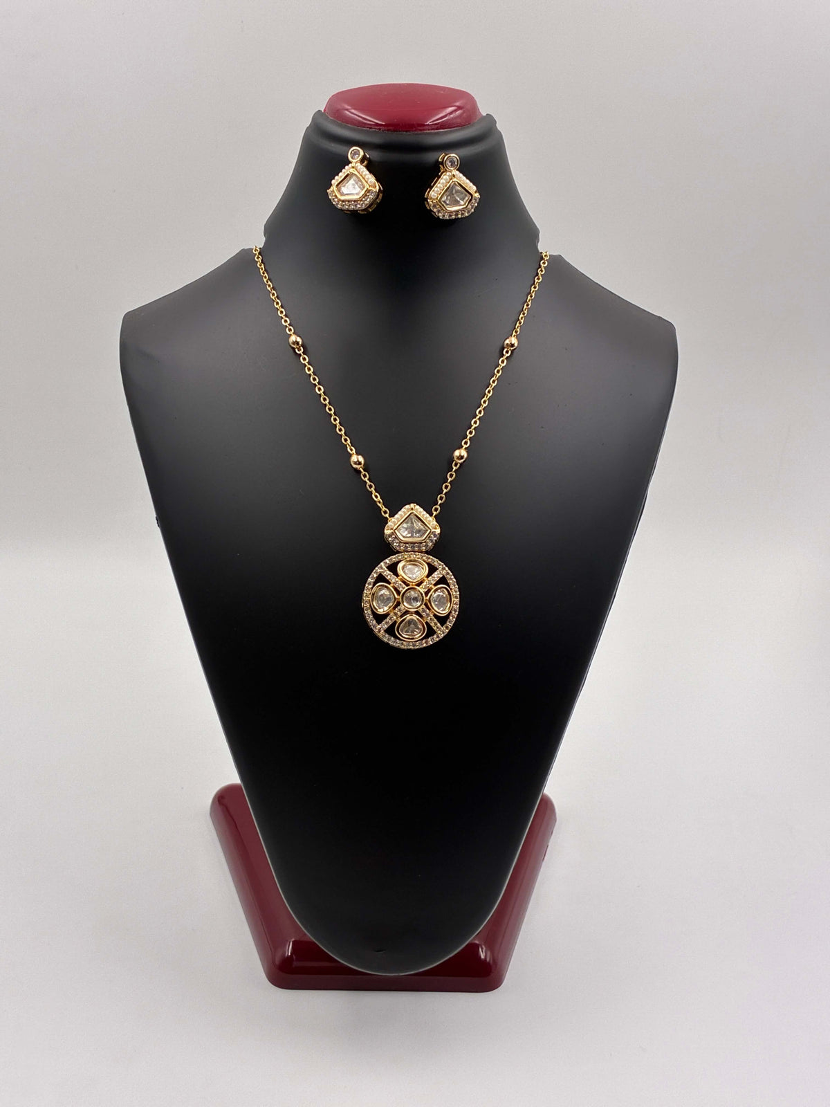 Kundan Royale Round Designer Pendant Set